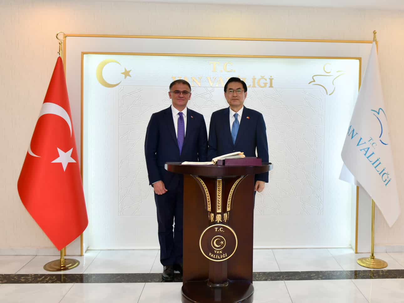 Büyükelçi Yeondoo JEONG'un Van Valisi ile Görüşmesi (15 Ekim)