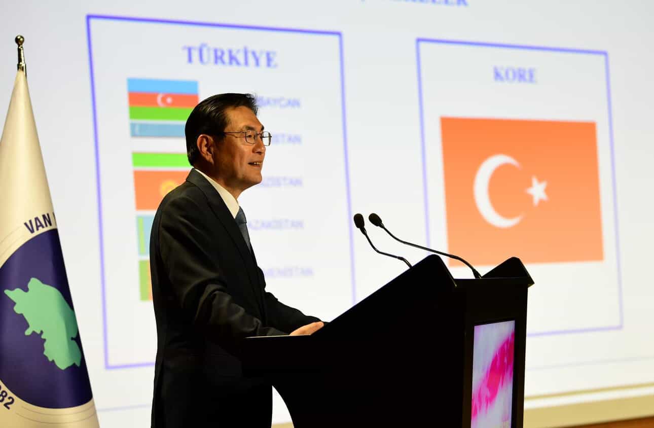 Büyükelçi Yeondoo JEONG'un Van Yüzüncü Yıl Üniversitesi Rektörü ile Görüşmesi ve “Kore-Türkiye İlişkileri” Konulu Konferansı (15 Ekim)
